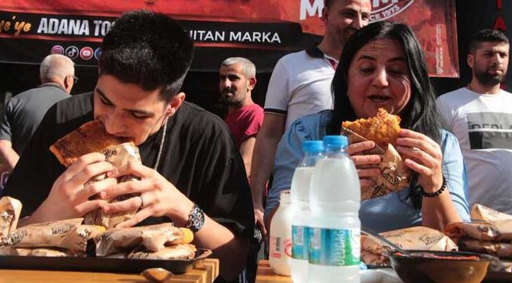 Adana'da bayıltan tost yeme yarışması - Resim : 1