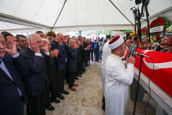 Eski CHP Genel Sekreteri ve eski Sanayi ve Teknoloji Bakanı Tarhan Erdem son yolculuğuna uğurlandı - Resim : 1