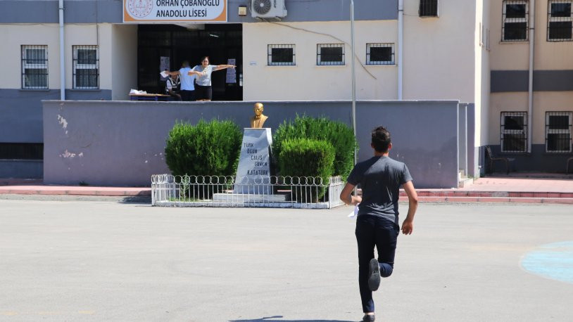 YKS'nin birinci oturumuna katılan öğrenciler saat 10.00'dan sonra salona giremedi