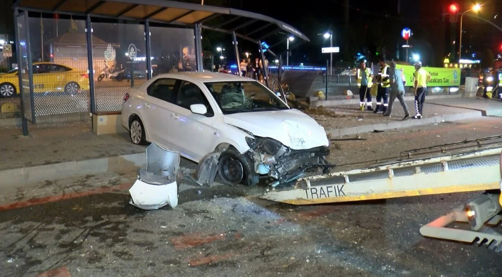 Kadıköy'de makas atan sürücü dehşet saçtı! Araç durağa daldı: Çok sayıda yaralı - Resim : 1