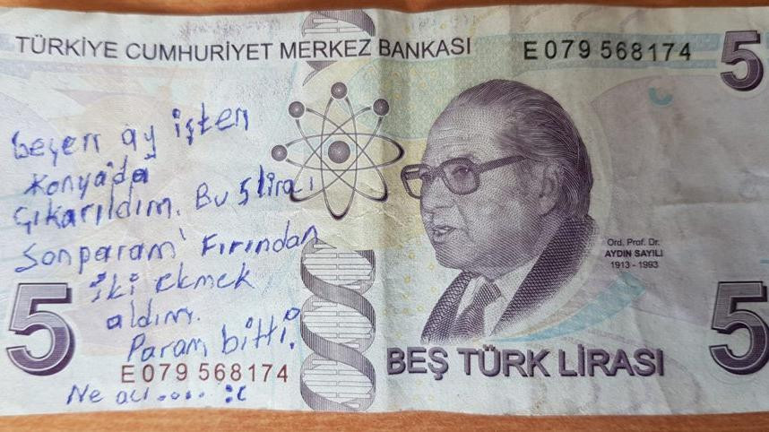 Her şeyi özetleyen fotoğraf: AKP'nin kalesi Konya'da işsiz vatandaşın 5 liralık banknota yazdığı yazı yürek burktu - Resim : 1