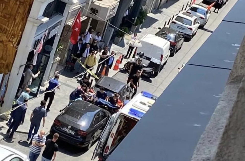 İstanbul'un göbeğinde korkunç olay: Otelin 8'inci katından otomobilin üzerine düşen turist öldü - Resim : 1