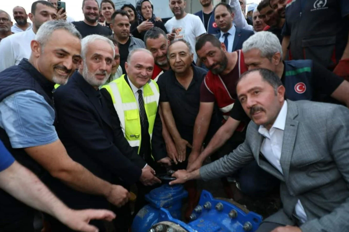AKP'li belediye başkanı vananın başında fotoğraf çektirdi ama... Sel felaketinin yaşandığı Düzce'de 5 gündür sular yok! - Resim : 1