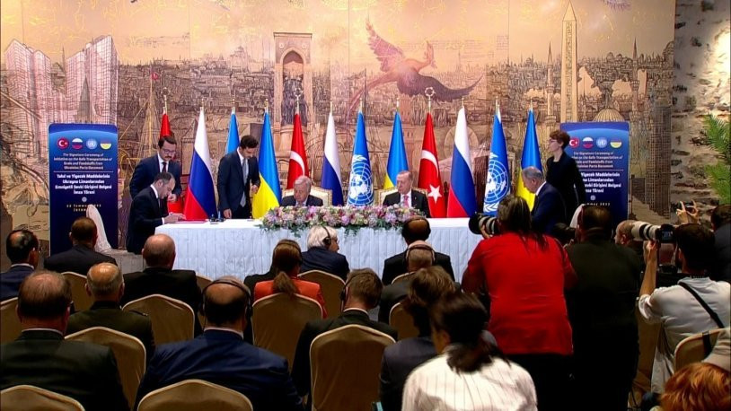 Tahıl koridoru için Dolmabahçe'de imzalar atıldı: Ukraynalı ve Rus bakanlar iki farklı anlaşma imzaladı