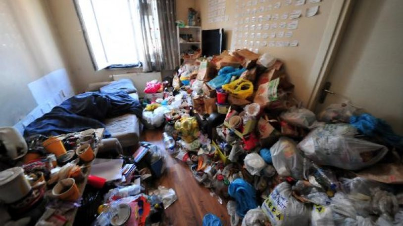 Boşaltılmak istenen çöp evdeki dehşet: Baygın bulunan çocuk, 1 yıldır odada kilitliymiş!
