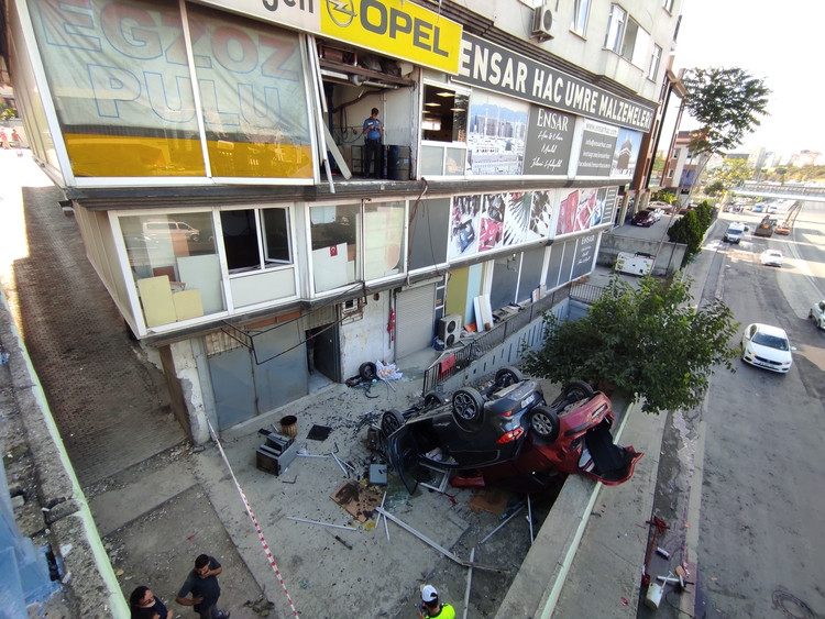 İstanbul'da, otomobil ikinci kattan düştü: Sürücü ağır yaralı - Resim : 1