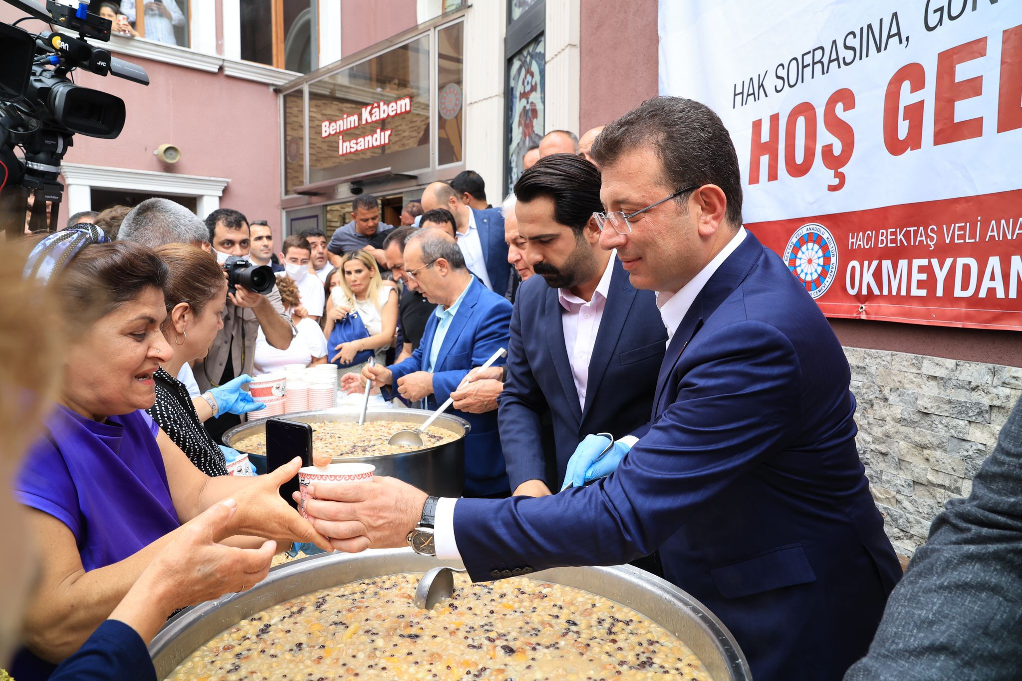 İmamoğlu aşure lokmasına ortak oldu: "Cemevleri Alevi vatandaşların ibadethanesidir, Alevi yurttaşlarımızın taleplerini görmemek olmaz" - Resim : 2