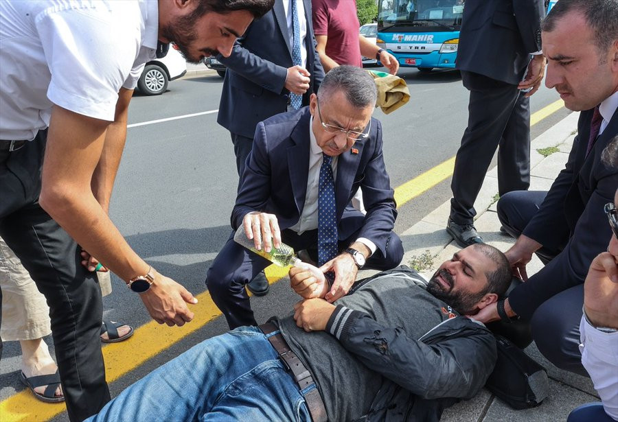 AKP'li Fuat Oktay yaralı sürücüye kolonya döktü - Resim : 1
