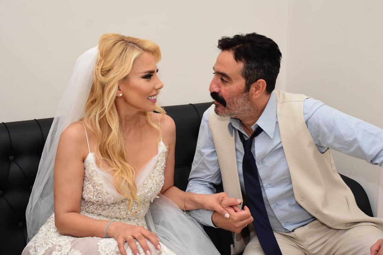 Oyuncu Mustafa Üstündağ, Sabah gazetesi yazarıyla evlendi! - Resim : 1