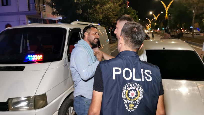 Çakarlı araçla yakalanan sürücü: Abartıyorsunuz, vatan haini miyim?