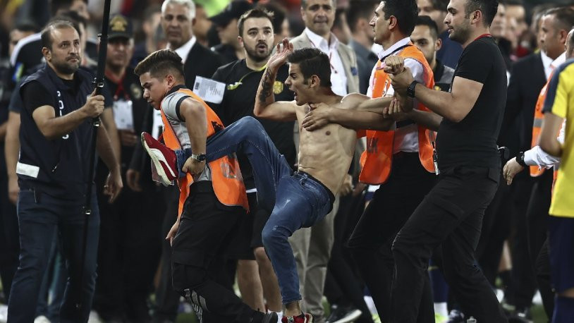 Ankaragücü-Beşiktaş maçının ardından skandal! Sahaya inen holigan, Beşiktaşlı futbolculara saldırdı