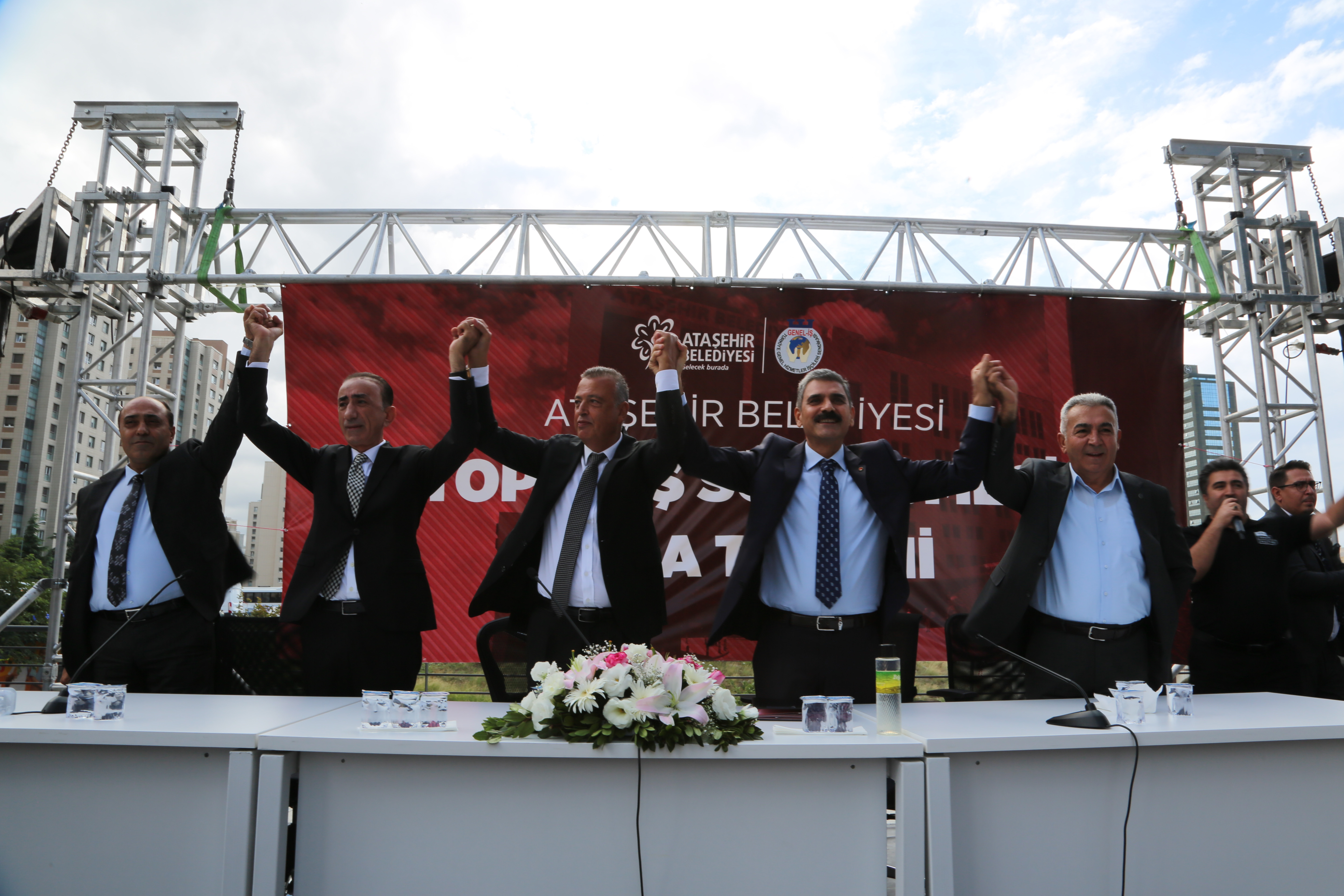 Ataşehir Belediyesi'nde yüzde 110'luk zam halaylarla kutlandı - Resim : 1