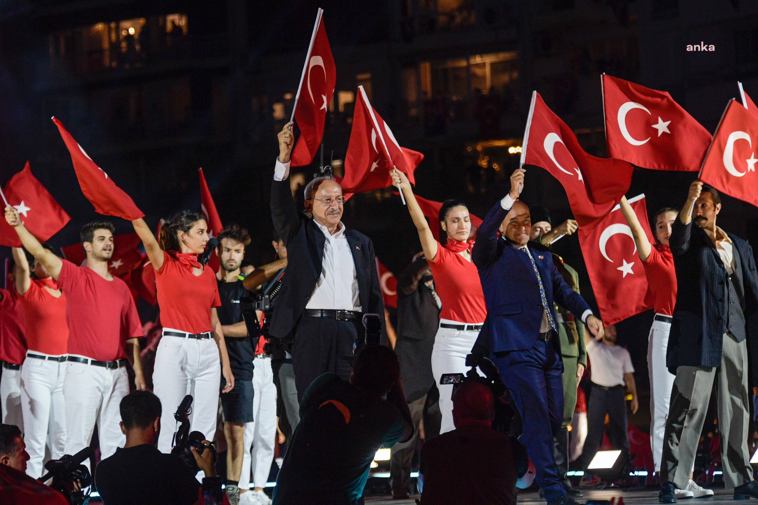 İzmir'in Kurtuluşu'nun 100. yıl dönümü kutlamalarına on binlerce kişi katıldı - Resim : 1