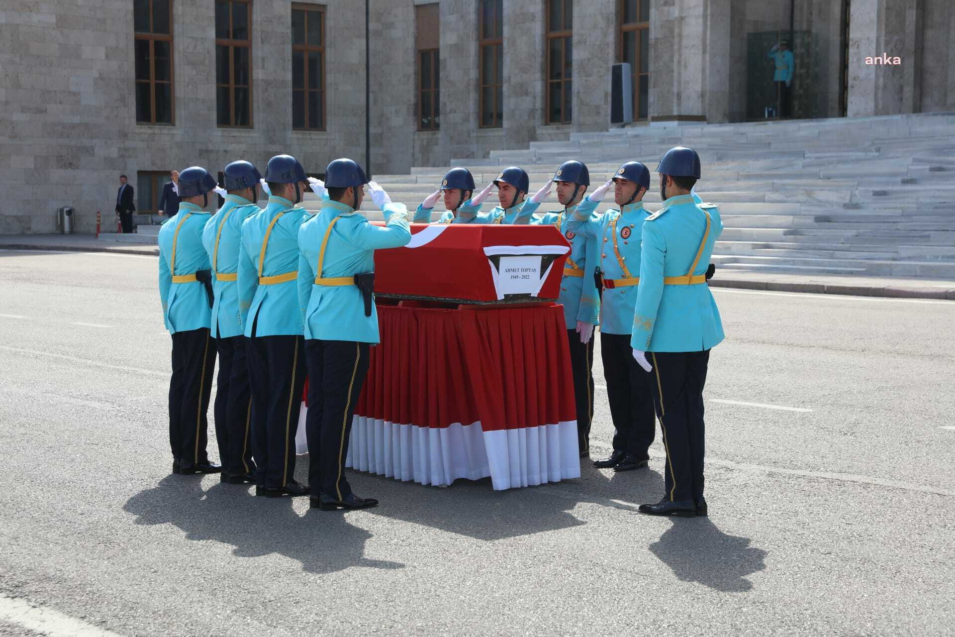 Hayatını kaybeden CHP 24. Dönem Afyonkarahisar Milletvekili Ahmet Toptaş TBMM'de cenaze töreni - Resim : 1