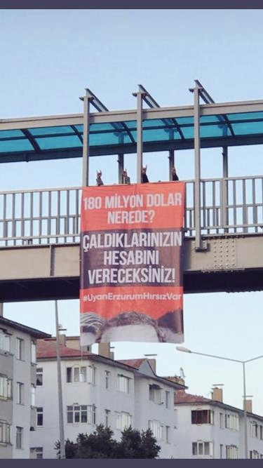 AKP'li Zehra Taşkesenlioğlu'na pankartlı protesto - Resim : 1