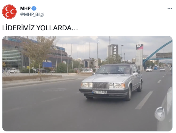 Fonda çalan şarkı dikkat çekti: Devlet Bahçeli, klasik otomobiliyle Ankara turu attı - Resim : 1