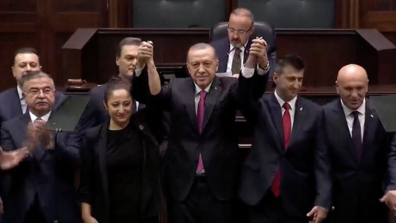 AKP'ye katılan Mehmet Ali Çelebi'ye rozetini Erdoğan taktı
