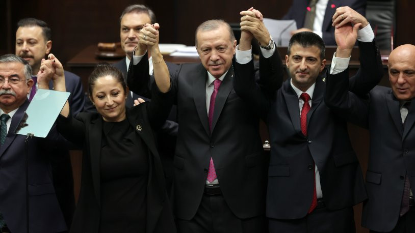 AKP'ye katılan Mehmet Ali Çelebi'ye rozetini Erdoğan taktı