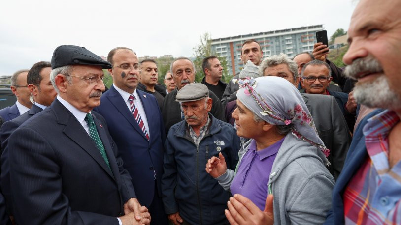 Kılıçdaroğlu'nun önünü kesen çiftçiler: 'Hoş geldin köylünün başkanı Kemal; tek umudumuz altılı masa'