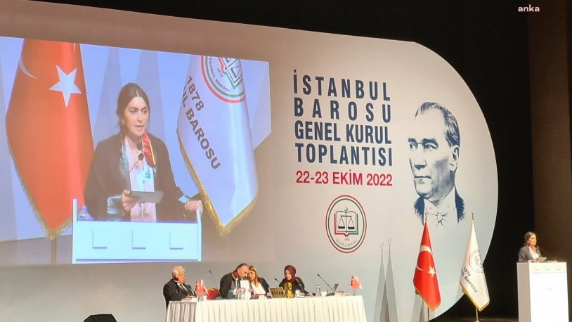 İstanbul Barosu Genel Kurulu: Avukat Selin Nakıpoğlu, Mahsa Jîna Amini için saçlarını kesti