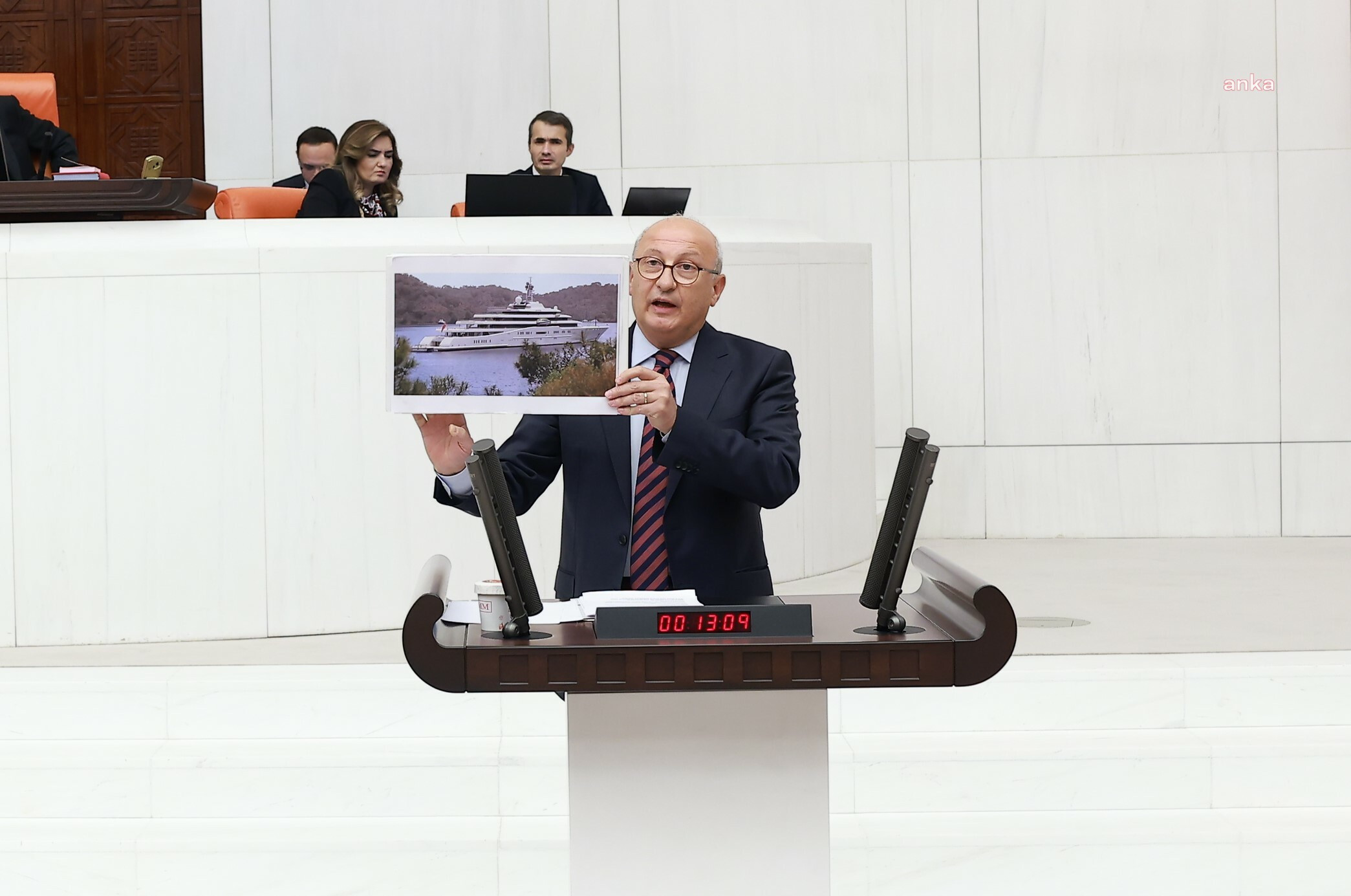 Utku Çakırözer'den Meclis kürsüsünde 'oligark' tepkisi: 'Yeni Reza Zarrablar, yeni ayakkabı kutuları' - Resim : 1