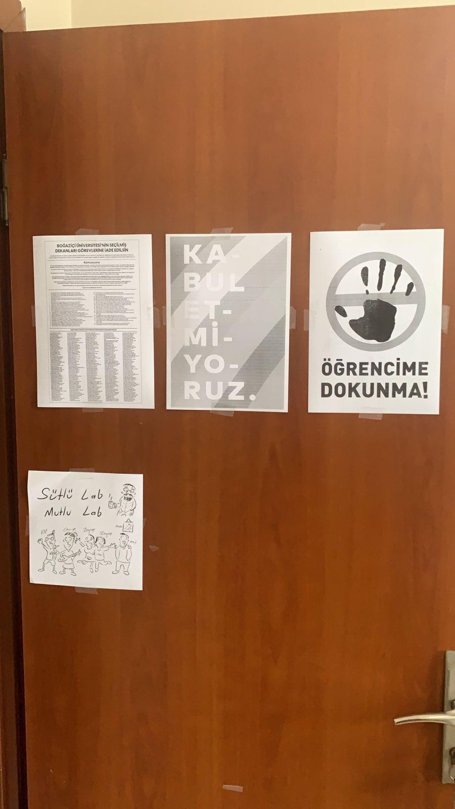 Boğaziçi Üniversitesi akademisyenlerinin kapılarındaki afişler söküldü, izin vermeyenlerin kapıları fotoğraflandı - Resim : 3
