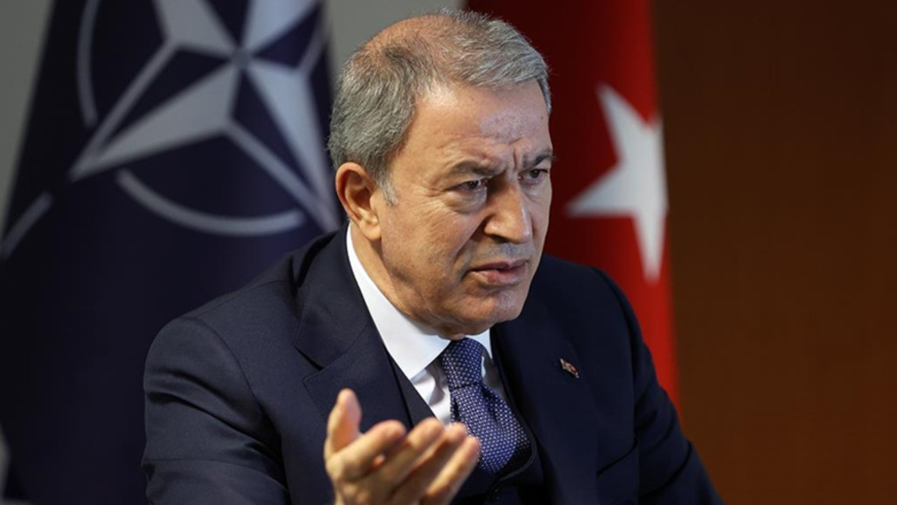 Bakan Akar'dan 'Depremden sonra asker kışladan geç çıkarıldı' iddialarına yanıt