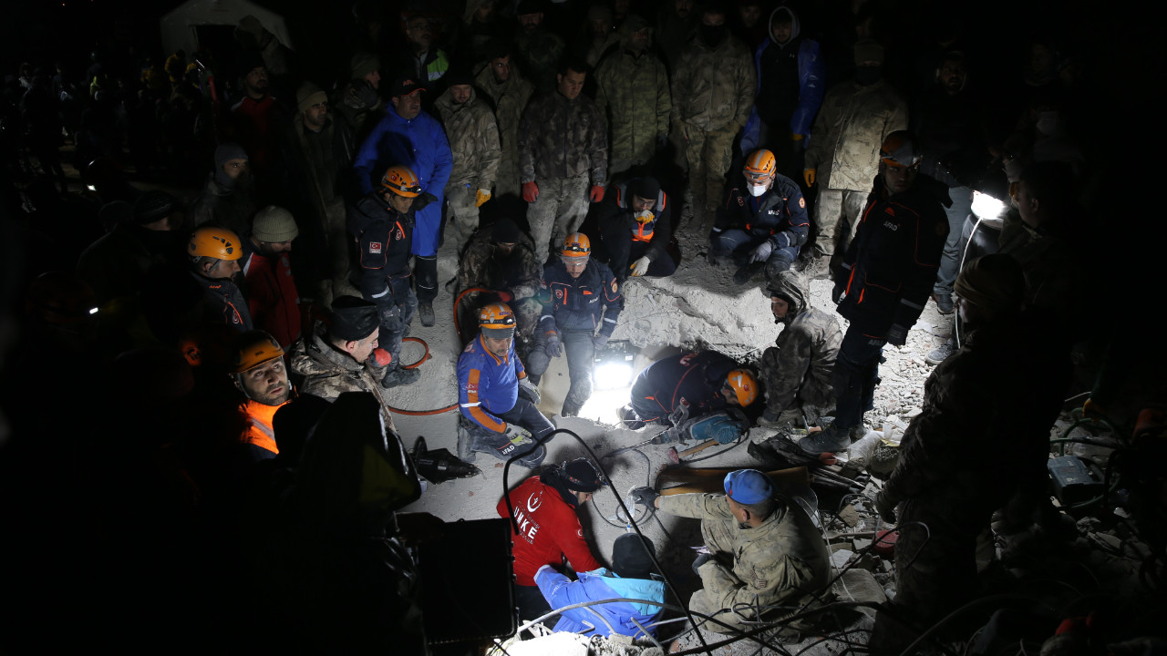 Deprem felaketinde ikinci gün: 3 bin 432 kişi hayatını kaybetti, arama kurtarma çalışmaları sürüyor