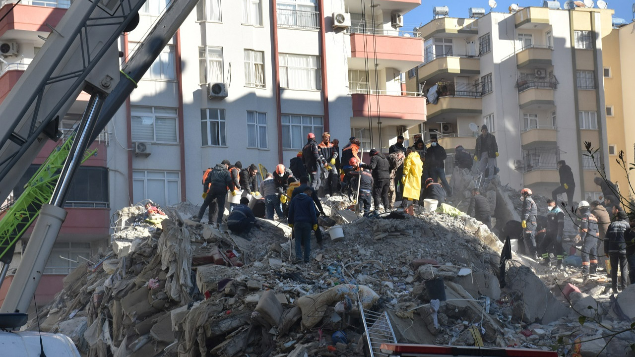 Deprem üzerinden 30 saat geçti: Tek bir yardımın gitmediği enkazlar var, yardım çağrıları yapılıyor!