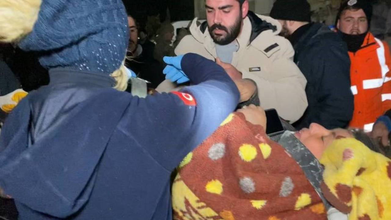 Hatay'da enkaz altından 42 saat sonra kurtarılan Fatma Teyze: Hepinizi çok seviyorum