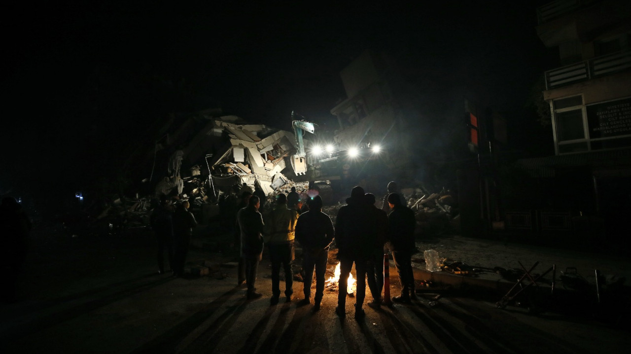 Deprem felaketinde üçüncü gün: Can kaybı 9 bin 57'ye yükseldi, kurtarma çalışmaları sürüyor