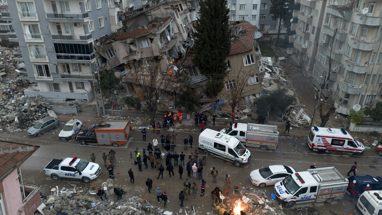 Hatay merkezli depremde bazı yol ve köprüler zarar gördü