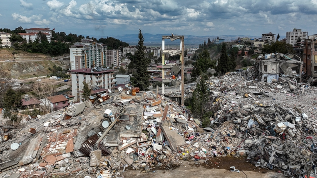 Deprem konutları: AKP'lilere 30 milyarlık ihaleler