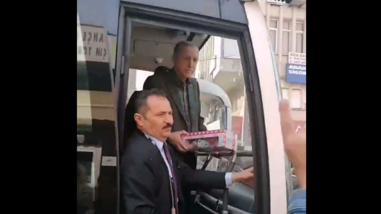 Erdoğan deprem bölgesinde otobüsten çocuklara oyuncak attı