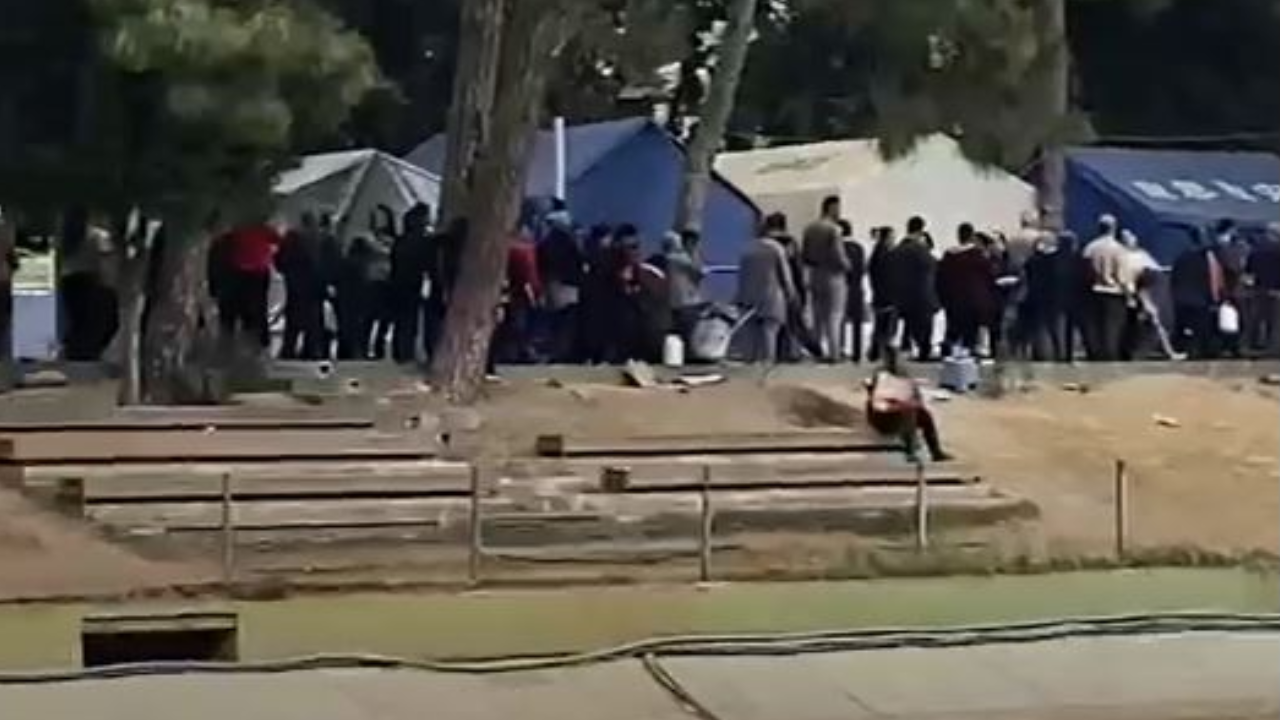 Hatay'da su sorunu devam ediyor: Depremzede yurttaşlar 19 Mayıs'ı metrelerce kuyrukta geçirdi