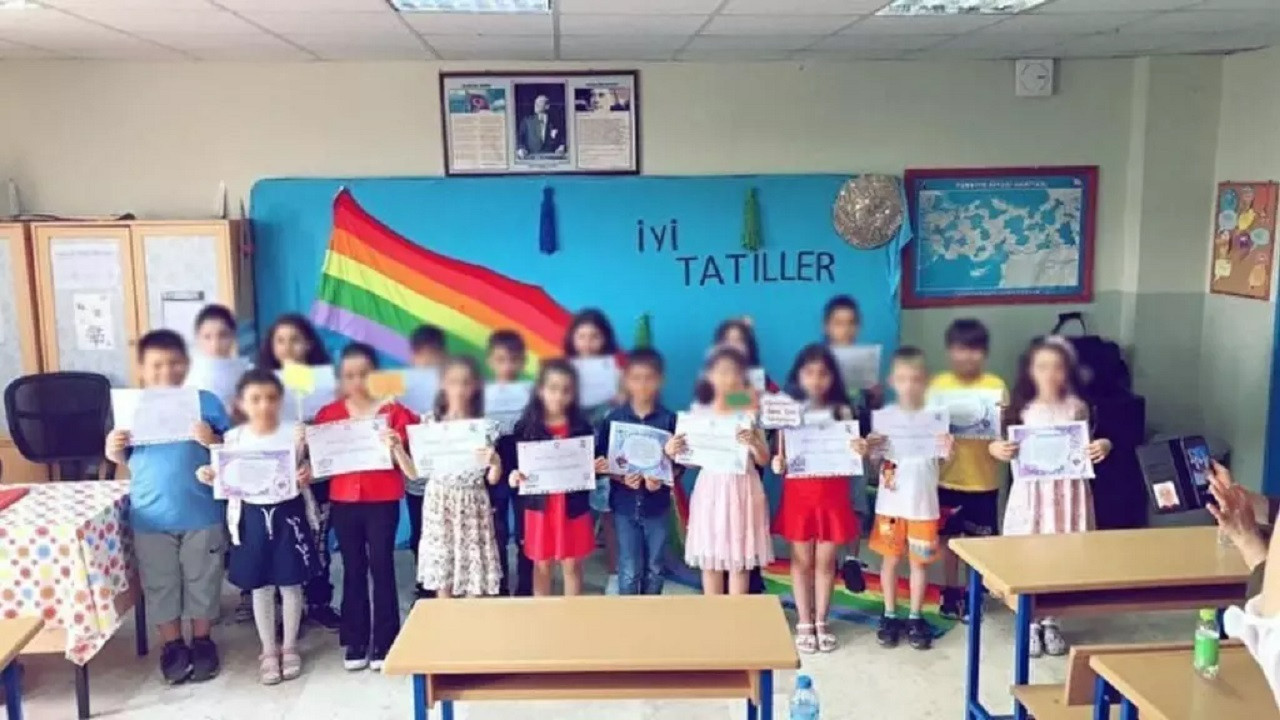 Öğrencileriyle LGBT bayrağı önünde fotoğraf çektiren öğretmen hakkında yasal işlem başlatıldı
