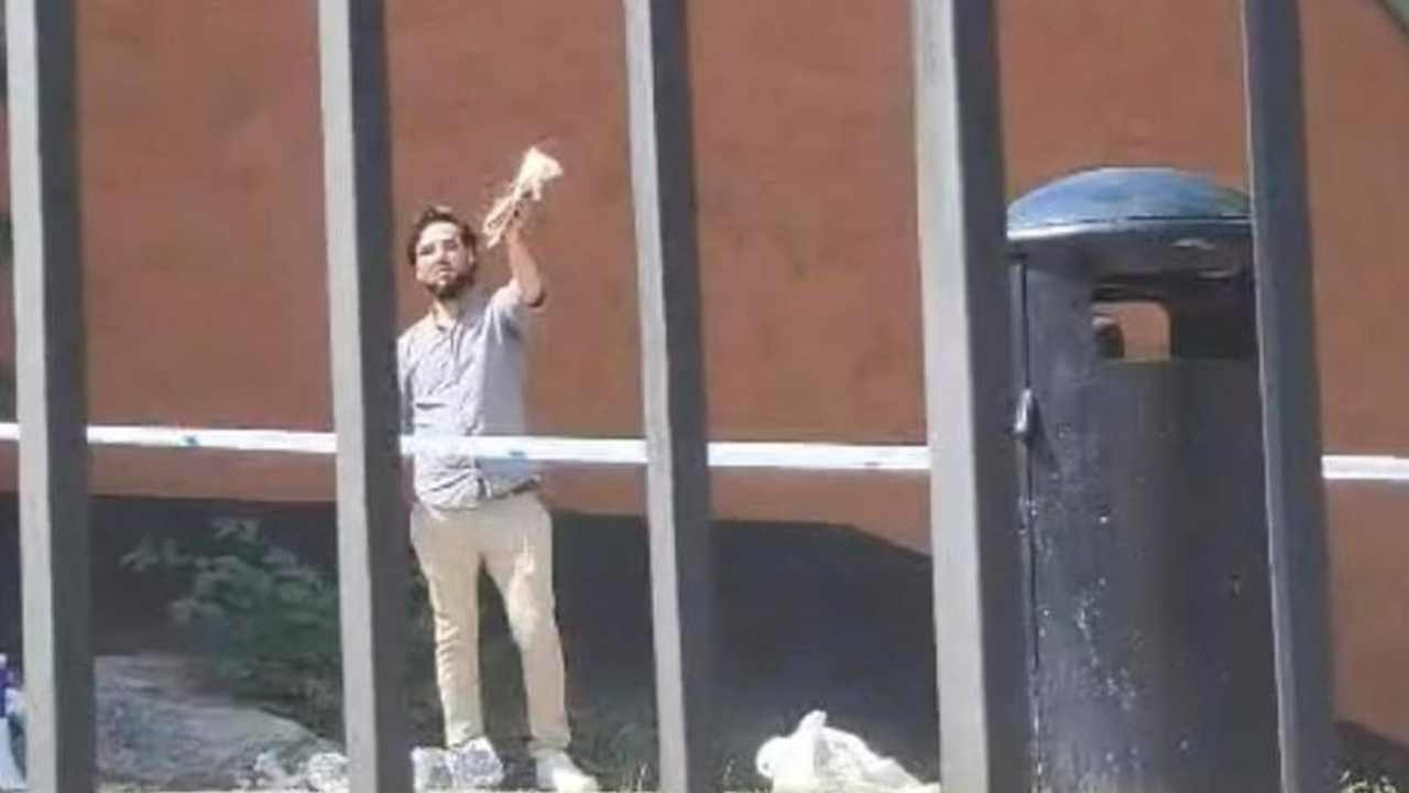 İsveç'te cami önünde Kur'an-ı Kerim yakıldı