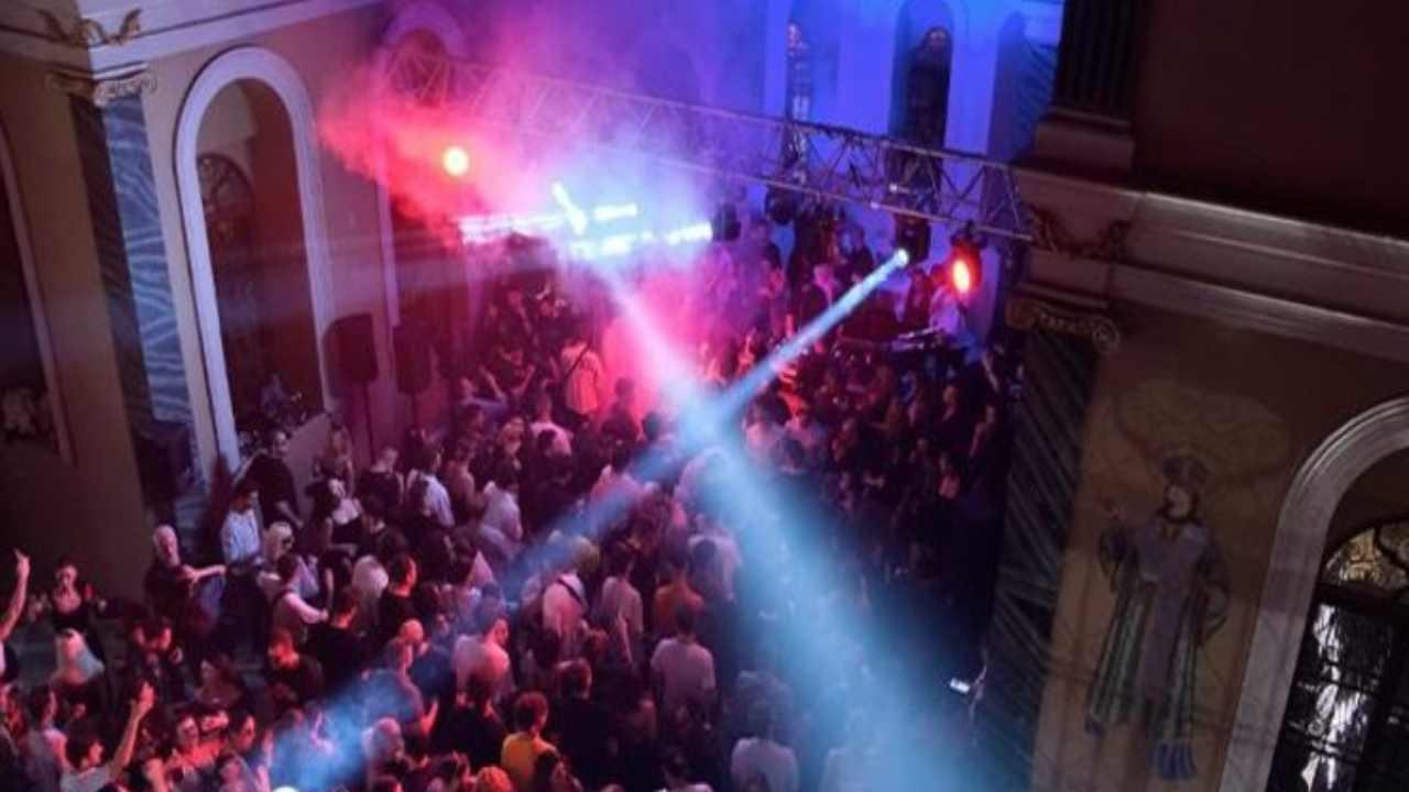 Ayin yapmak izinle, parti yapmak parayla; İzmir'de kilise özel bir şirketin partisi için kiralandı, Rumlar tepki gösterdi