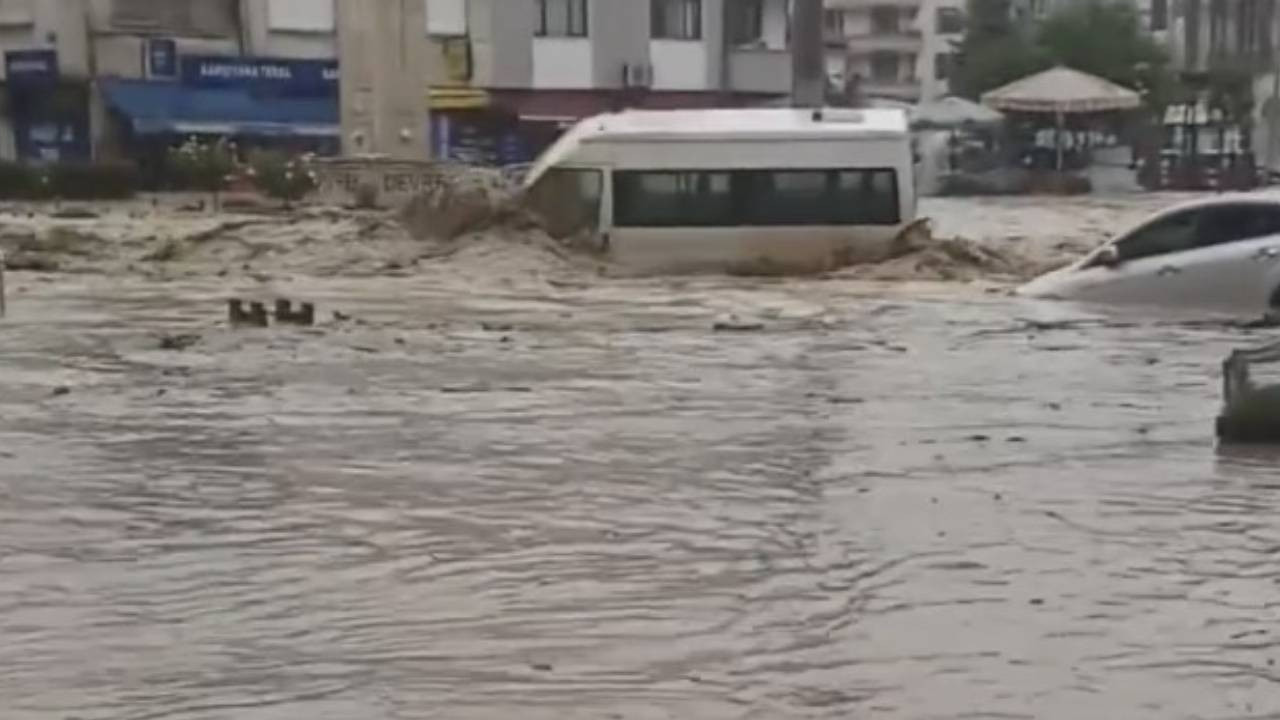 Zonguldak'ın Devrek ilçesinde sel felaketi: İlçe merkezi sular altında kaldı