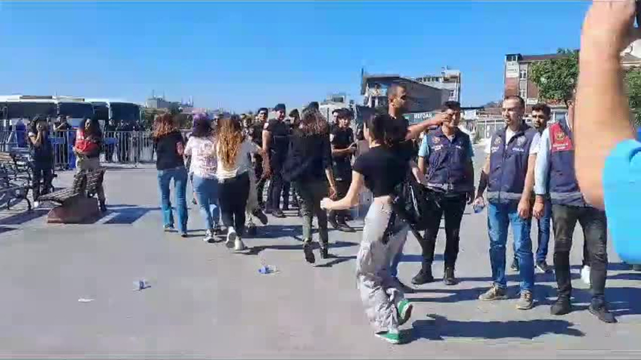 Kadın Cinayetlerini Durduracağız Platformu Derneği’ne açılan kapatma davasını protesto eden iki kadın gözaltına alındı