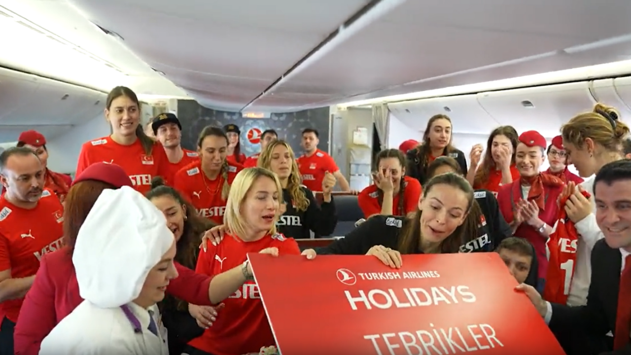 Filenin Sultanları bu kez Business Class ile Türkiye'ye döndü: Havada pasta kestiler