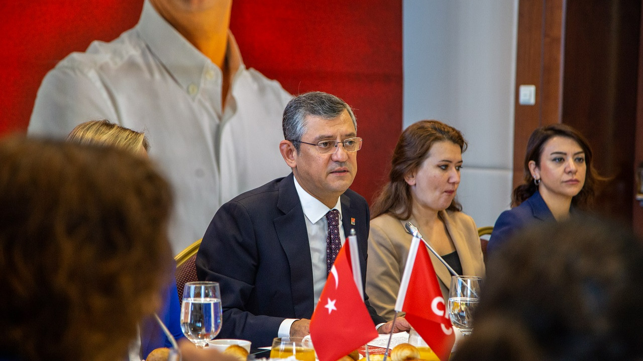 Özgür Özel, CHP'ye gelen son anketi açıkladı: 'Felaket senaryolarını başkalarının düşünmesi lazım'