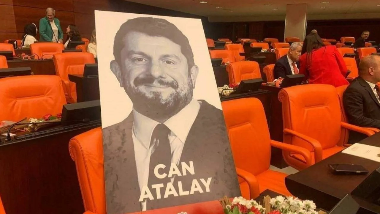 Avukatlar adliyede nöbette | AYM'nin Can Atalay kararı sonra gözler Çağlayan'da: Mahkeme karar vermemek için uğraşıyor