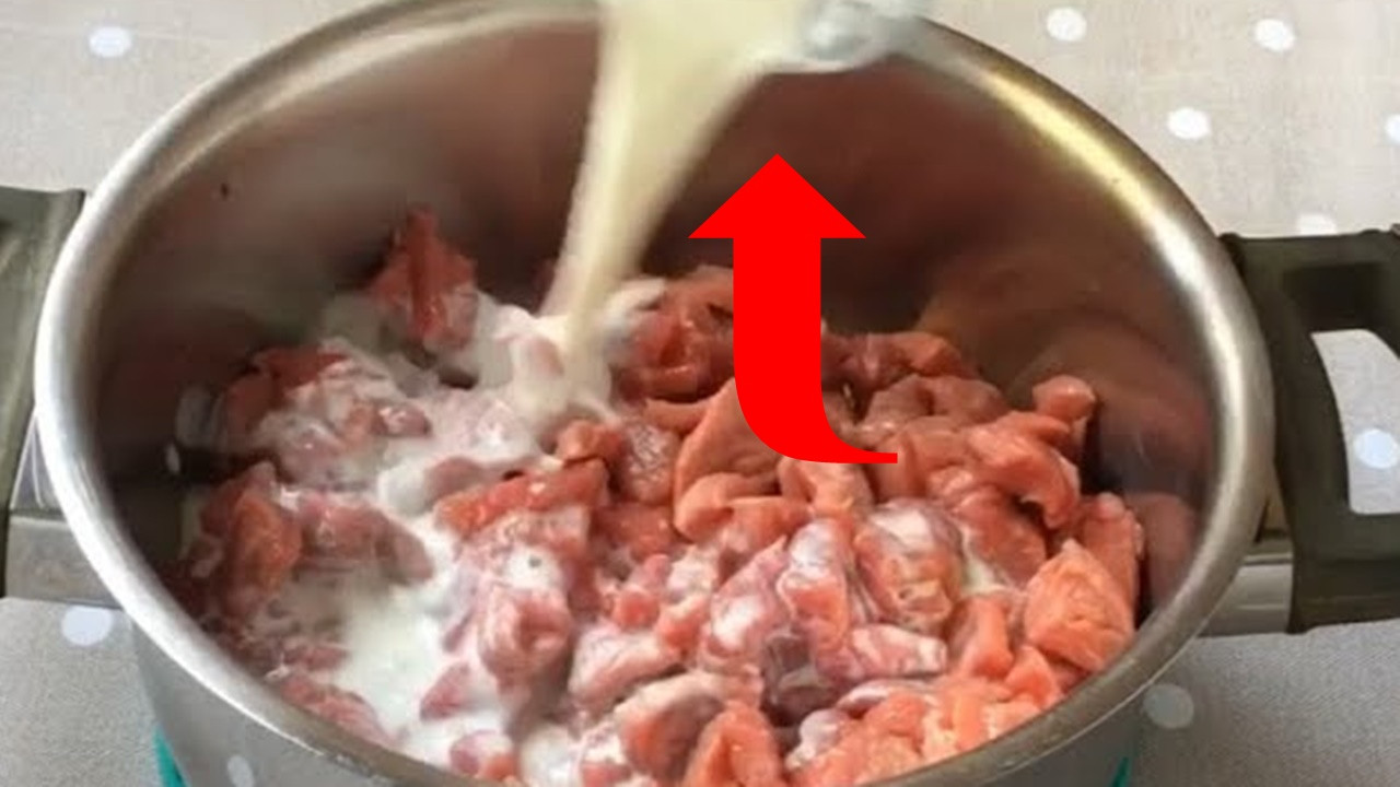 Kırmızı etin üzerine 1 bardak dökün bakın ne oluyor? Aşçıların gizli sırrı