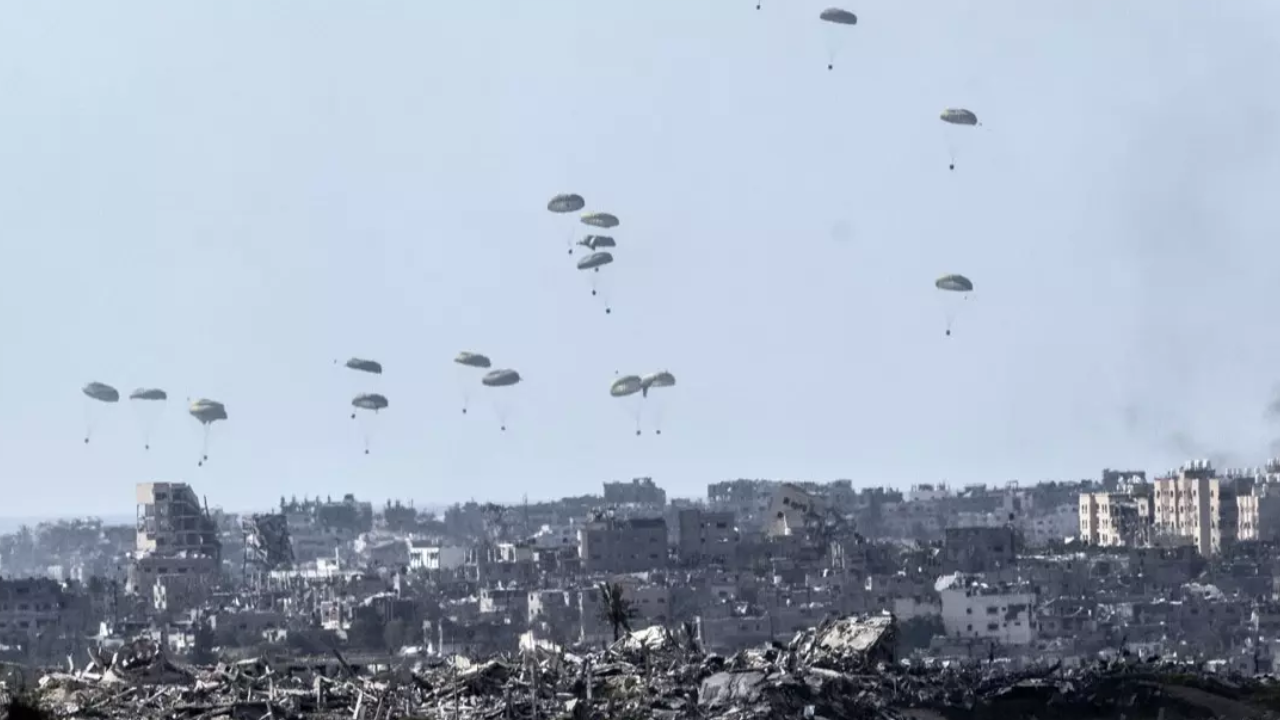 Gazze’de havadan indirilen yardım kutuları sivillerin üzerine düştü: Ölü ve yaralılar var