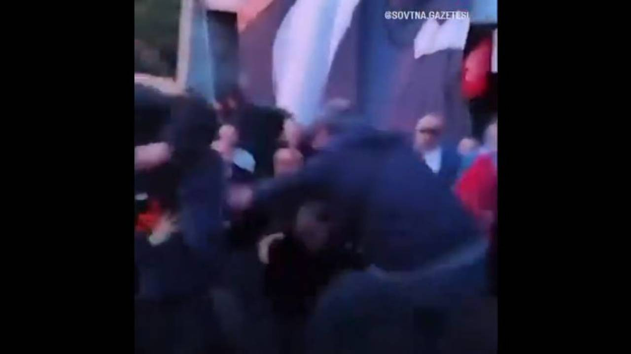 Hatay'da tepkiler sürüyor; Bir vatandaş Lütfü Savaş'ı sahneden aşağıya itti