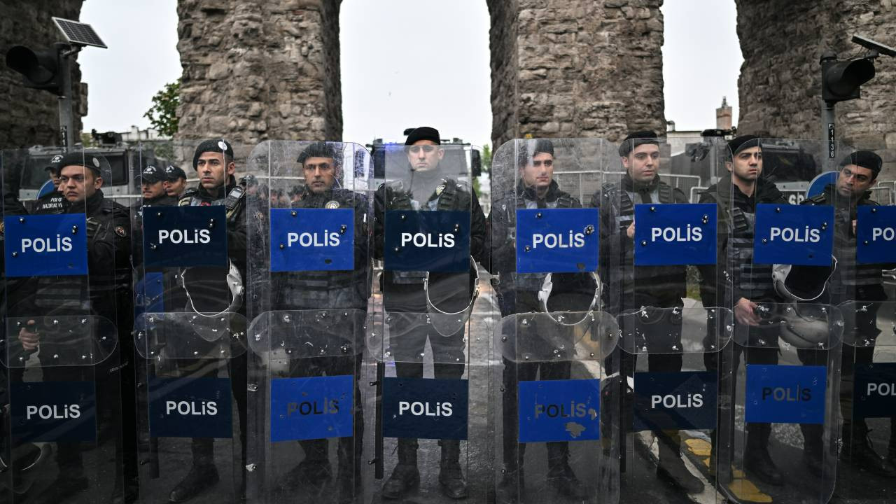 Canlı blog | İstanbul'da 1 Mayıs... Taksim'e çıkmaya çalışan gruplara polis müdahalesi: Gözaltılar var