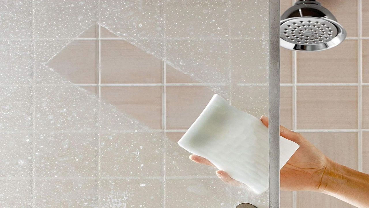 Duşakabinde tek 1 kireç lekesi kalmayacak: Duşakabin camları parıl parıl parlayacak. Duşakabindeki kireç nasıl temizlenir? - Resim: 1