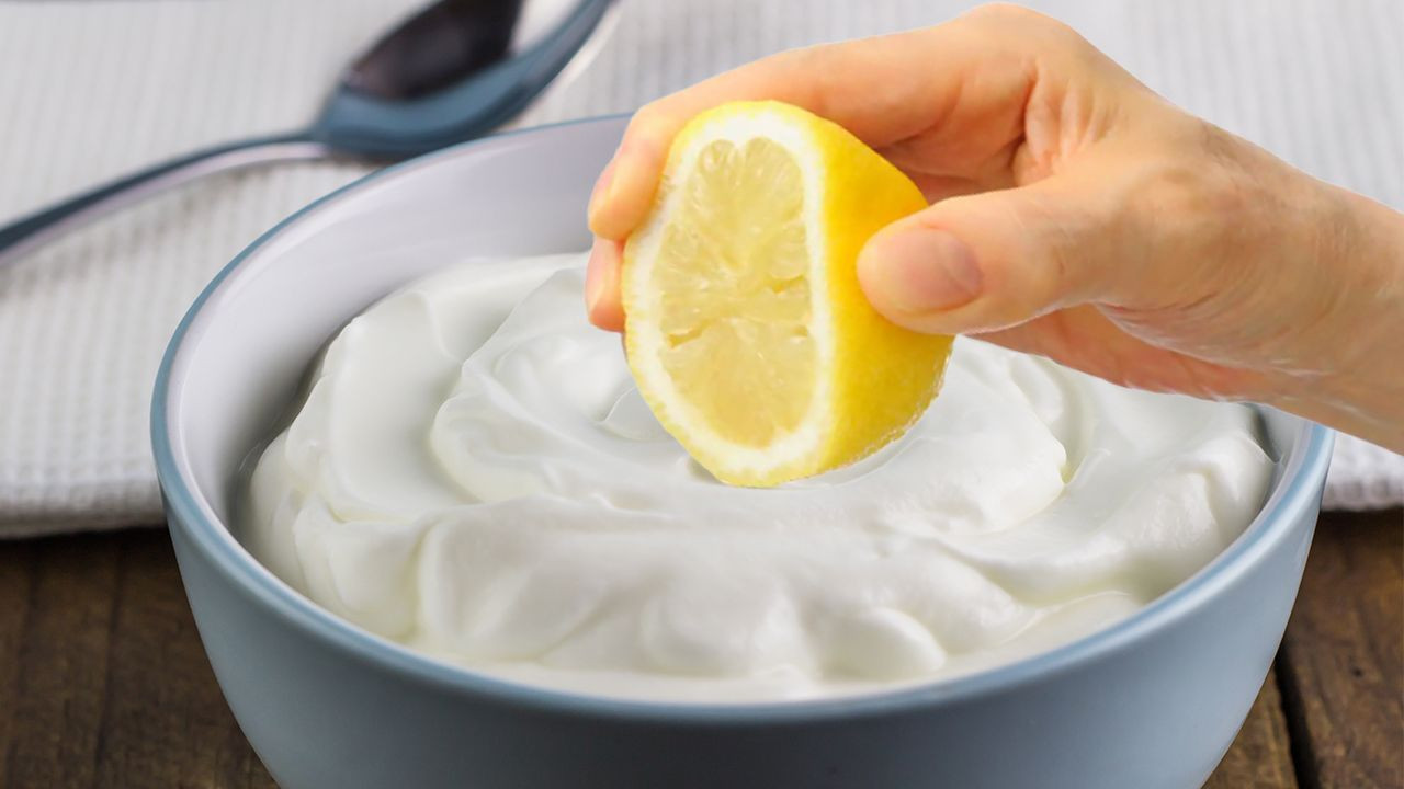 Yoğurda birkaç damla limon sıkıp yiyin o dertten kurtulun: Yoğurt ve limon karışımı neye iyi gelir? - Resim: 1