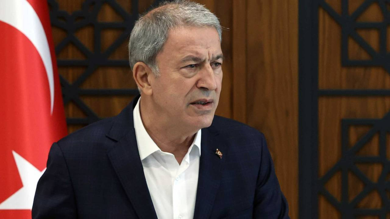 Hulusi Akar mikrofonu açık unuttu: Komisyona gelen 'bilgi' açığa çıktı